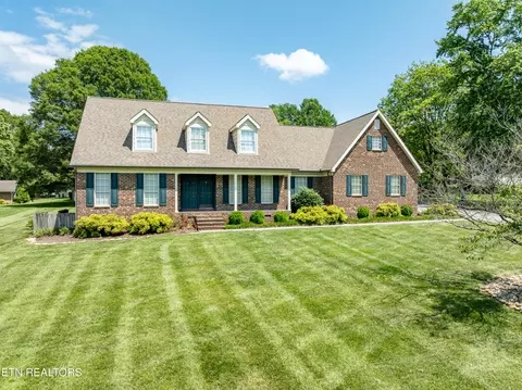 2110 Chesterfield Dr, Maryville, TN 37803