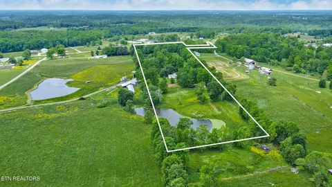 60 Greenview Ln, Crossville, TN 38571