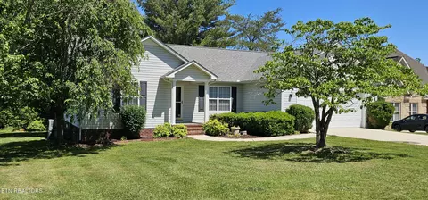 1124 E Deer Creek Dr, Crossville, TN 38571