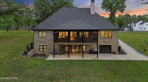 708 Lakeside Ct, Dandridge, TN 37725