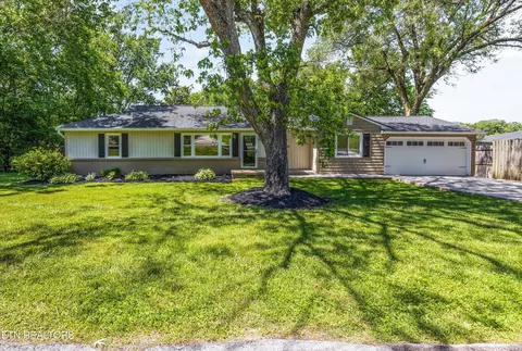 1305 Bluebird Dr, Knoxville, TN 37918