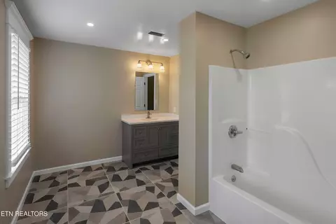 Bath - 4914 Circle Rd, Corryton, TN 37721 photo 2 of 3