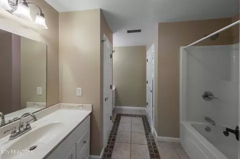 Bath - 4914 Circle Rd, Corryton, TN 37721 photo 3 of 3