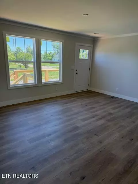 Living - 7922 Harmon Rd, Powell, TN 37849 photo 2 of 2