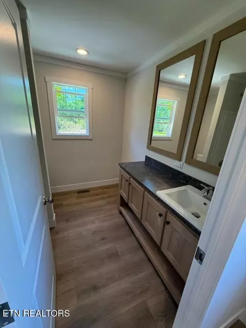 Bath - 7922 Harmon Rd, Powell, TN 37849 photo 2 of 2