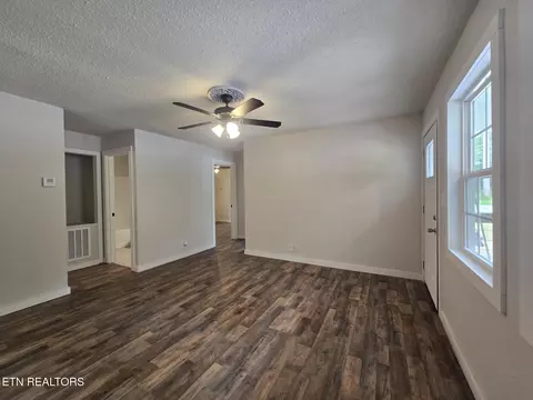 Living - 678 Skyline Dr, Oneida, TN 37841 photo 3 of 6
