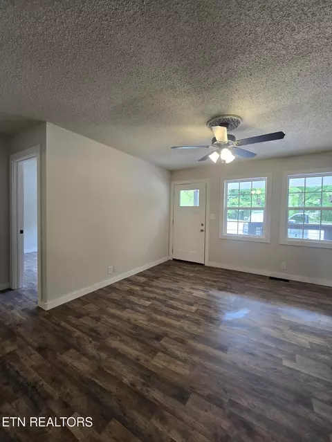 Living - 678 Skyline Dr, Oneida, TN 37841 photo 5 of 6