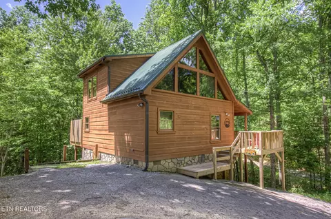 2261 Beach Front Dr, Sevierville, TN 37876
