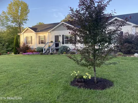 318 Deer Trail Dr, Dandridge, TN 37725