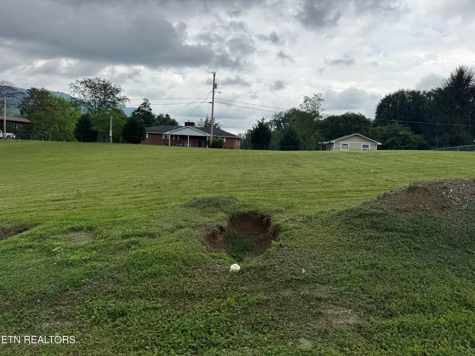  212 Woodvine St, Jacksboro, TN 37757 photo 2