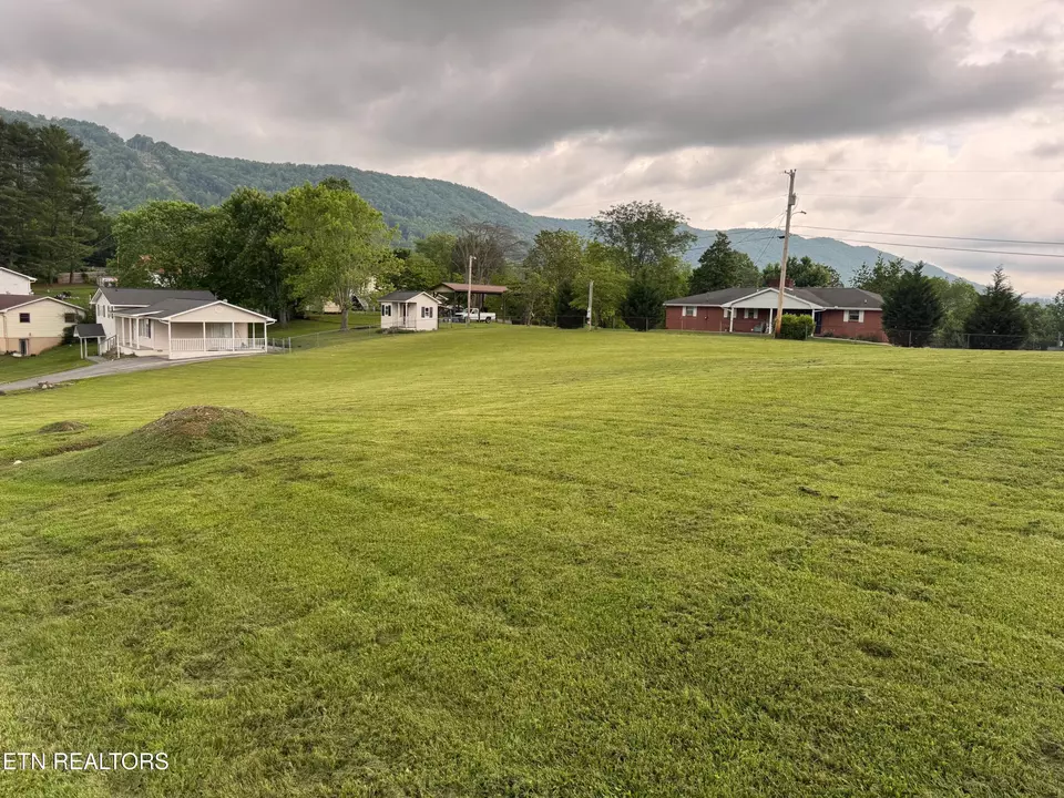  212 Woodvine St, Jacksboro, TN 37757 photo 1