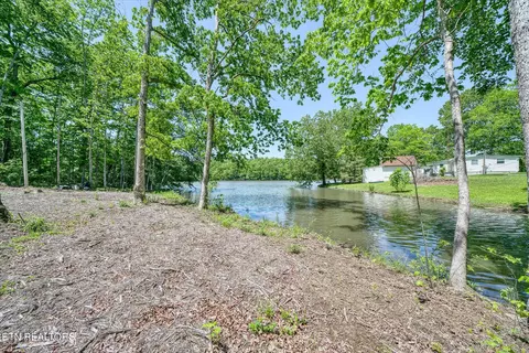 137 Broken Arrow Dr, Crossville, TN 38572