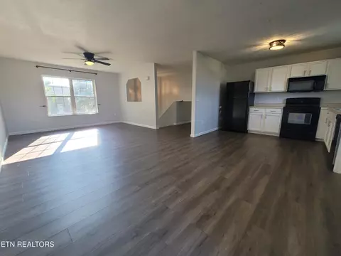 Living - 4121 Briggs Loop, Kodak, TN 37764 photo 3 of 4