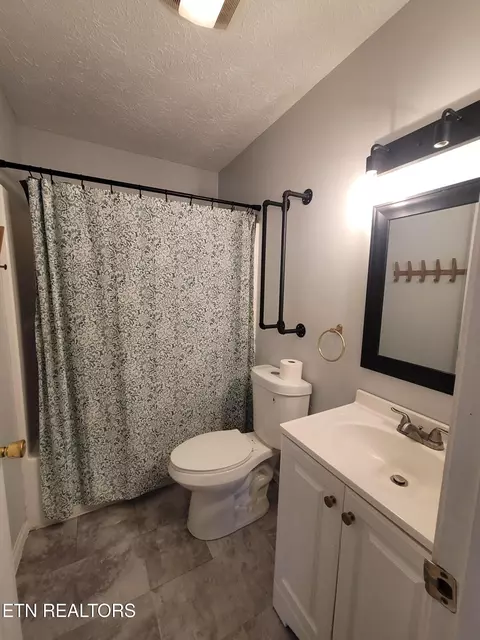 Bath - 4121 Briggs Loop, Kodak, TN 37764 photo 4 of 5