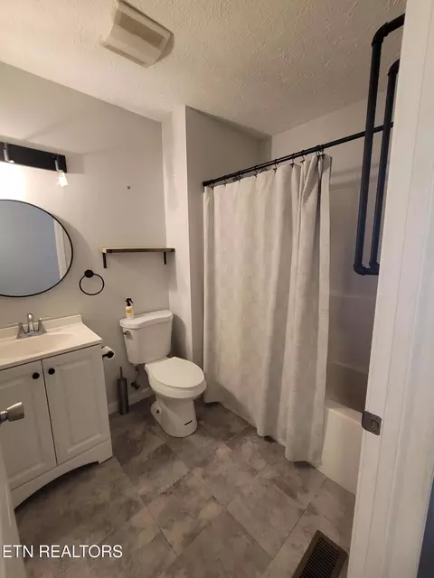 Bath - 4121 Briggs Loop, Kodak, TN 37764 photo 1 of 5