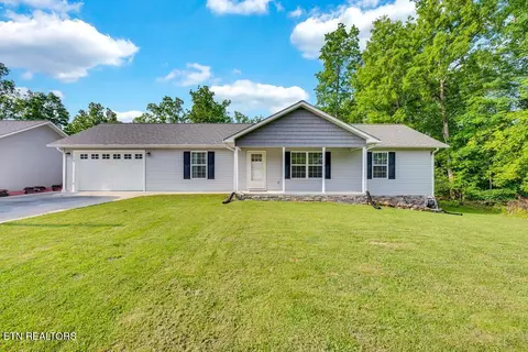 1210 War Eagle Dr, Crossville, TN 38572