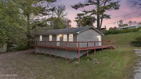 317 Hollifield Dr, Jacksboro, TN 37757