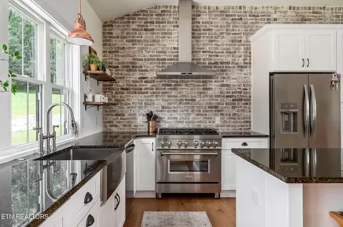 Kitchen - 17124 Old Kentucky Rd, Walling, TN 38587 photo 3 of 8