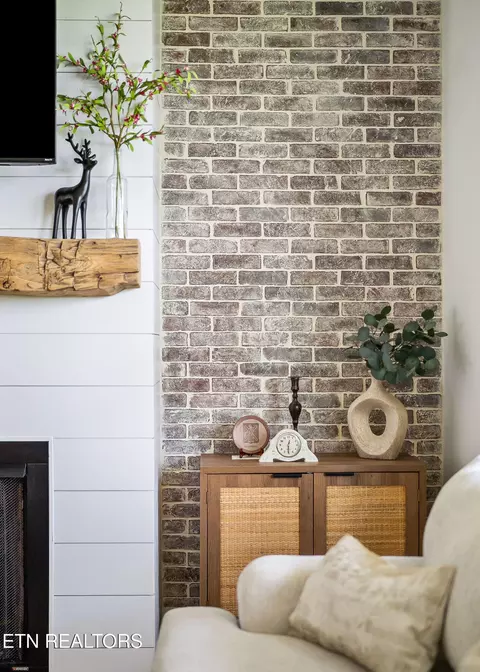 Living - 17124 Old Kentucky Rd, Walling, TN 38587 photo 5 of 5