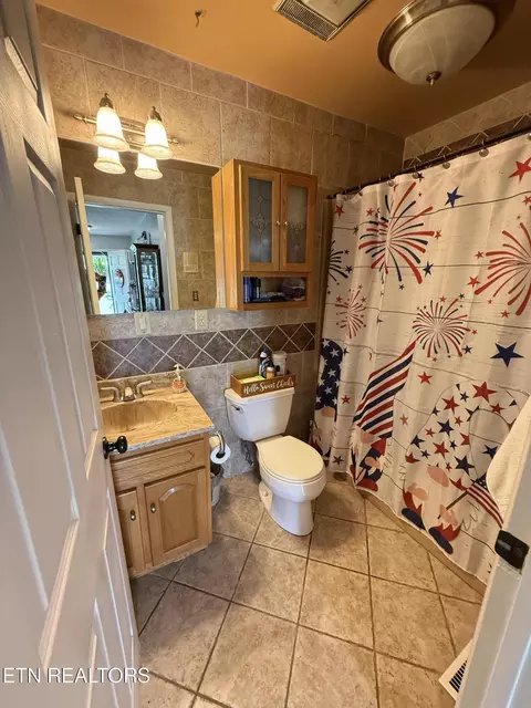 Bath - 709 Balmoral Rd, Middlesboro, KY 40965 photo 1 of 3