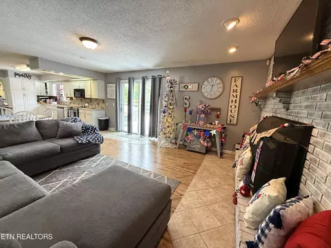 Living - 709 Balmoral Rd, Middlesboro, KY 40965 photo 1 of 4