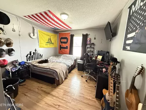 Bedroom - 709 Balmoral Rd, Middlesboro, KY 40965 photo 2 of 3
