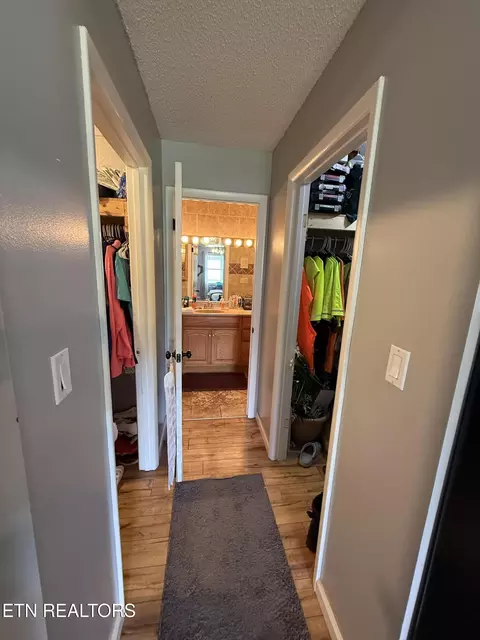 Entry Way - 709 Balmoral Rd, Middlesboro, KY 40965 photo 2 of 2