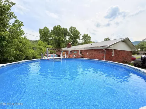 Exterior - 709 Balmoral Rd, Middlesboro, KY 40965 photo 8 of 12