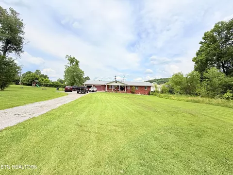 Exterior - 709 Balmoral Rd, Middlesboro, KY 40965 photo 4 of 12