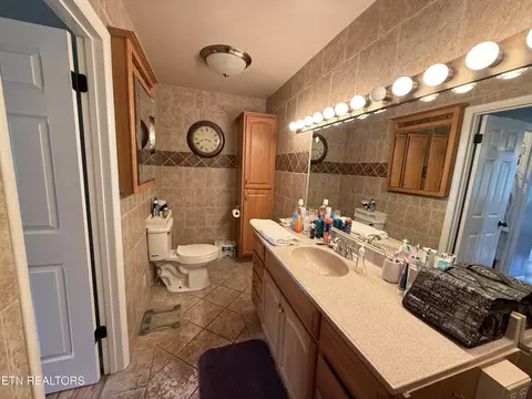 Bath - 709 Balmoral Rd, Middlesboro, KY 40965 photo 2 of 3