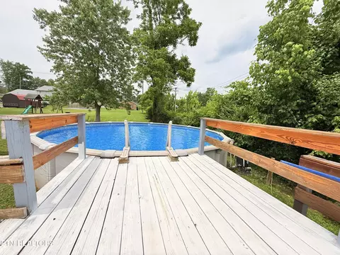 Exterior - 709 Balmoral Rd, Middlesboro, KY 40965 photo 2 of 12
