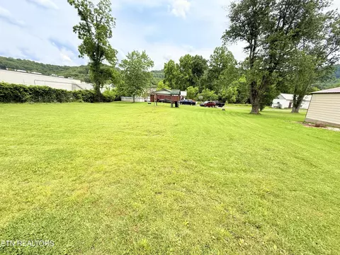 Exterior - 709 Balmoral Rd, Middlesboro, KY 40965 photo 5 of 12