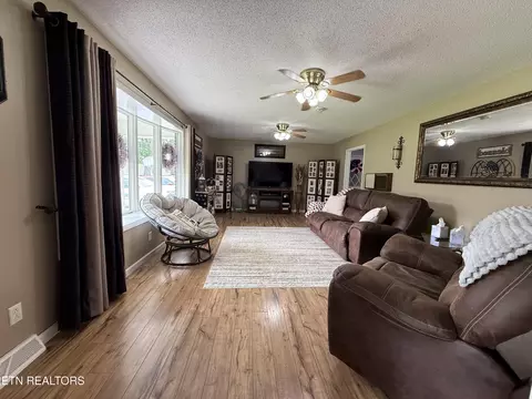Living - 709 Balmoral Rd, Middlesboro, KY 40965 photo 4 of 4
