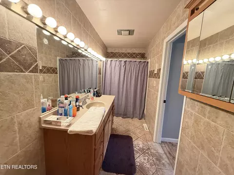 Bath - 709 Balmoral Rd, Middlesboro, KY 40965 photo 3 of 3