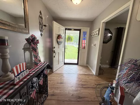 Entry Way - 709 Balmoral Rd, Middlesboro, KY 40965 photo 1 of 2