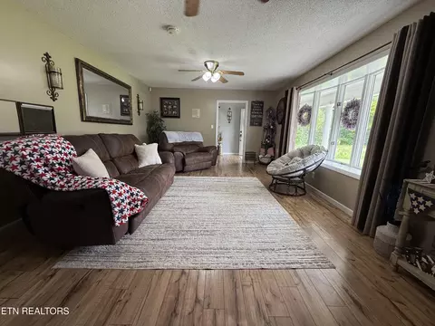 Living - 709 Balmoral Rd, Middlesboro, KY 40965 photo 3 of 4