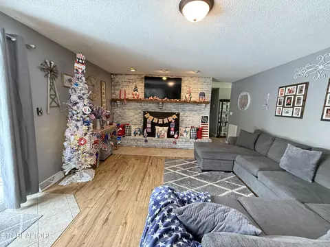 Living - 709 Balmoral Rd, Middlesboro, KY 40965 photo 2 of 4