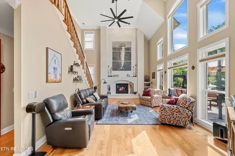 Living - 140 Chickadee Cir, Vonore, TN 37885 photo 2 of 3