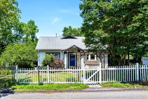 917 Centeroak Dr, Knoxville, TN 37920