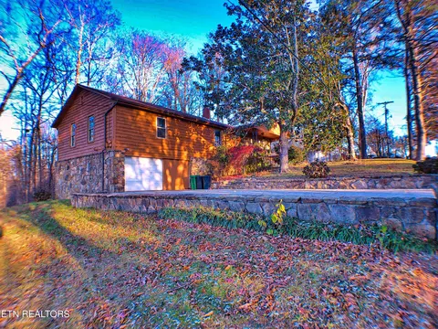705 S 11th St, La Follette, TN 37766