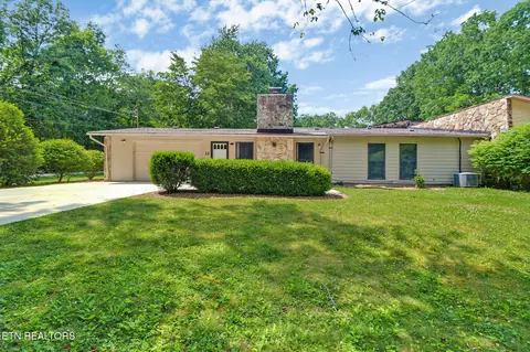 12 Lake Forest Ln, Crossville, TN 38558