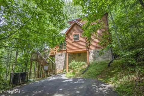 1820 Beach Front Drive Dr, Sevierville, TN 37876