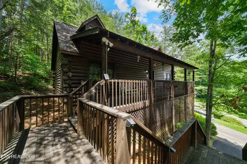 719 Kings Hills Blvd, Pigeon Forge, TN 37863