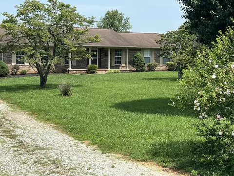2806 Vicksburg Ln, Strawberry Plains, TN 37871