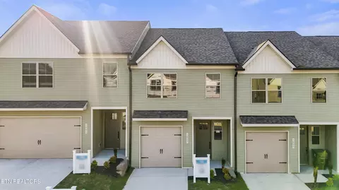 1807 Bennett Village Dr, Maryville, TN 37804