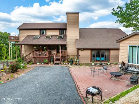 1121 Hollyberry Ct, Sevierville, TN 37876