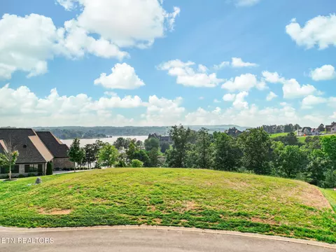 1556 Bower Ct, Lenoir City, TN 37772