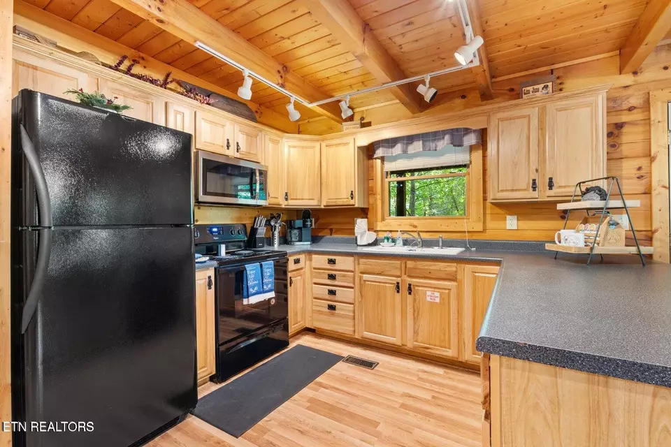 Kitchen - 2217 Red Bud Rd, Sevierville, TN 37876 photo 2 of 4