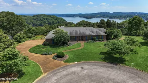 983 Point Harbour Dr, Lenoir City, TN 37772
