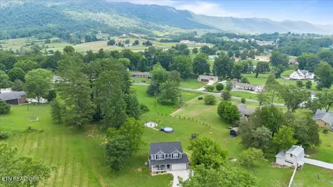 226 Hilldale Ln, La Follette, TN 37766